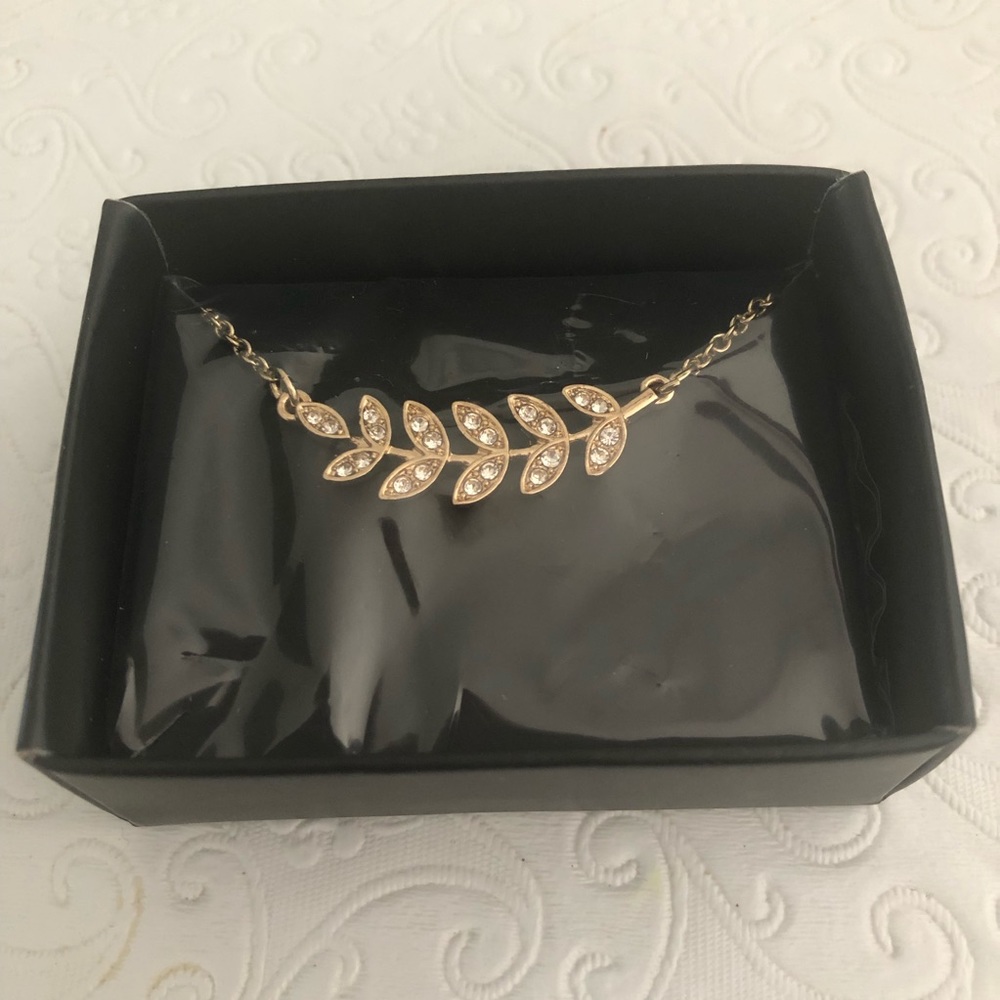 Avon Sparkling Leaf Pendant Necklace